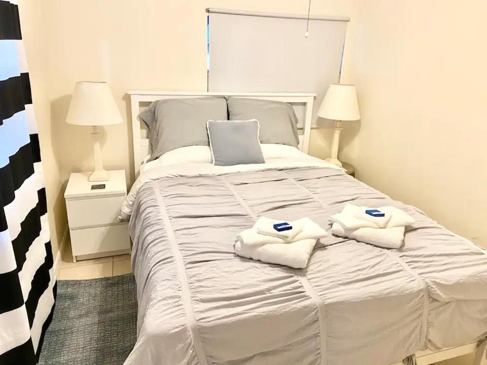 Quarto em Acomodações Particulares Private Close To Airport - Free Parking - 02 *