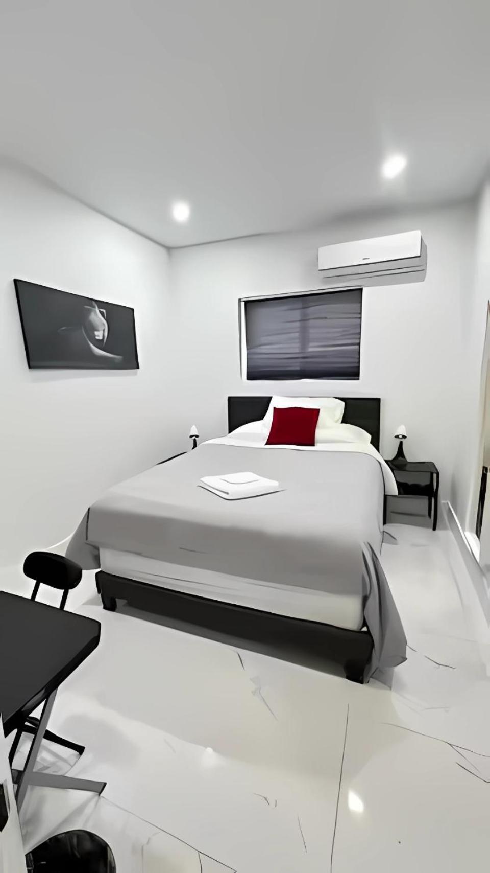 Private Close To Airport - Free Parking - 02 *